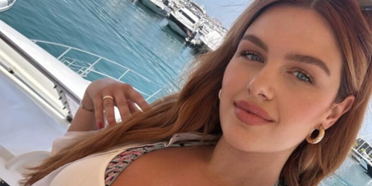 Learta publikon foto nga Dubai, veshja e saj me miniq merr gjithë vëmendjen