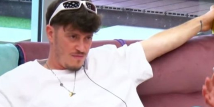 “Jam i dashuruar me veten…”/ Habit banori i “BBV”: Mbrëmë po puthesha me veten kur Vëllai i Madh më kërkoi…