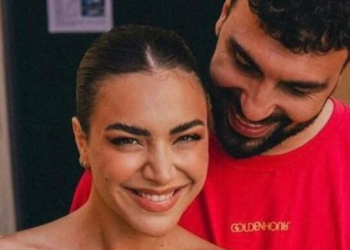 Sa shumë i ngjan Ledrit!, në krahët e këtij personazhi publik Sara Hoxha dhuron puthje