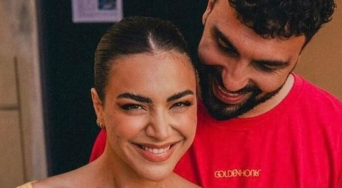 Sa shumë i ngjan Ledrit!, në krahët e këtij personazhi publik Sara Hoxha dhuron puthje