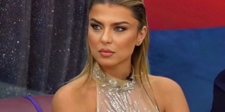 Kush është partneri misterioz? Rike Roçi ka një mesazh për të publikisht me këtë foto!