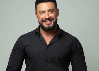 Jashtë i lidhur e brenda shtëpisë shkruan letra dashurie për Ditean