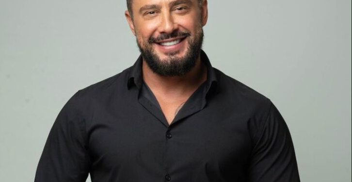 Jashtë i lidhur e brenda shtëpisë shkruan letra dashurie për Ditean