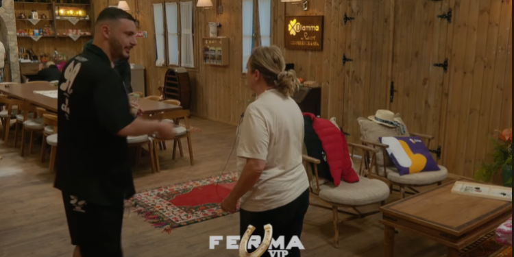 Dijonisi: E kanë pushtuar demonët, kërcen natën para pasqyrës