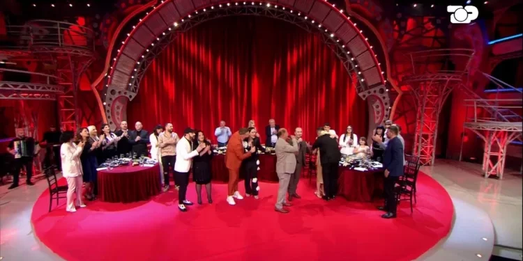 Surpriza emocionuese për Julin,takon familjarët dhe miqtë në skenën e ‘Portokallisë’