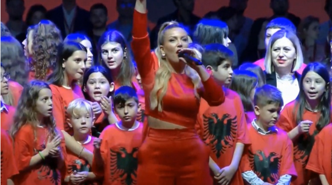 Rama në Greqi/ Stadiumi ‘Galatsi’ “vishet” kuq e zi! Noizy dhe Era Rusi elektrizojnë skenën