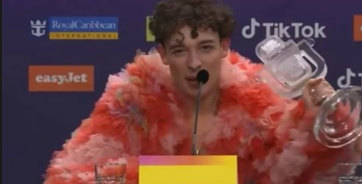 Fitoi ‘Eurovision-in’, momenti kur këngëtari rrëzohet dhe thyen trofeun