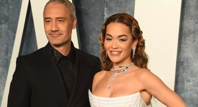 Rita Ora publikon foto intime me të dashurin në mes të detit