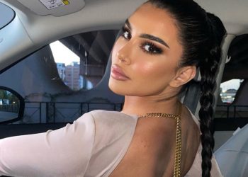 Megi Pojani vazhdon provokimet nga Maldivet, vë në pah të pasmet në bikini