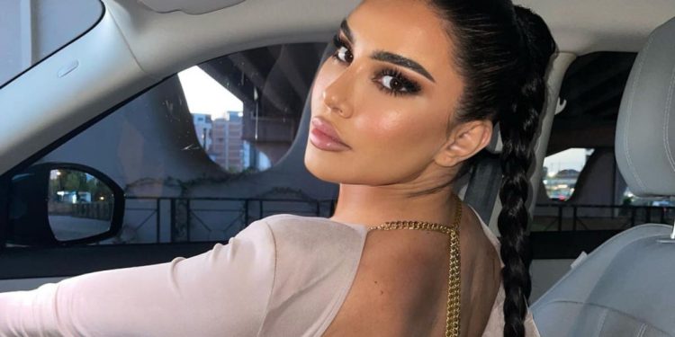 Megi Pojani vazhdon provokimet nga Maldivet, vë në pah të pasmet në bikini