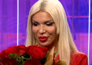 Edona James pranon letër dhe lule nga i dashuri në emision: Takimi ynë i parë ishte si në përralla