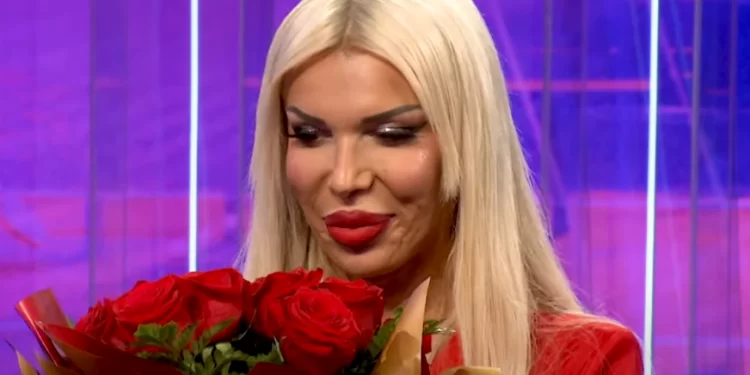 Edona James pranon letër dhe lule nga i dashuri në emision: Takimi ynë i parë ishte si në përralla