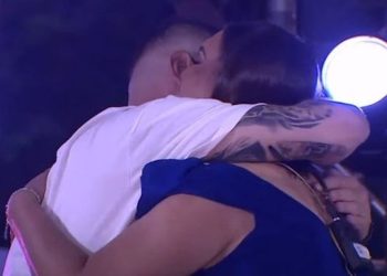 3 muaj larg njëri-tjetrit, Çiljeta dhe Alban Hoxha shkëmbejnë puthje pasionante