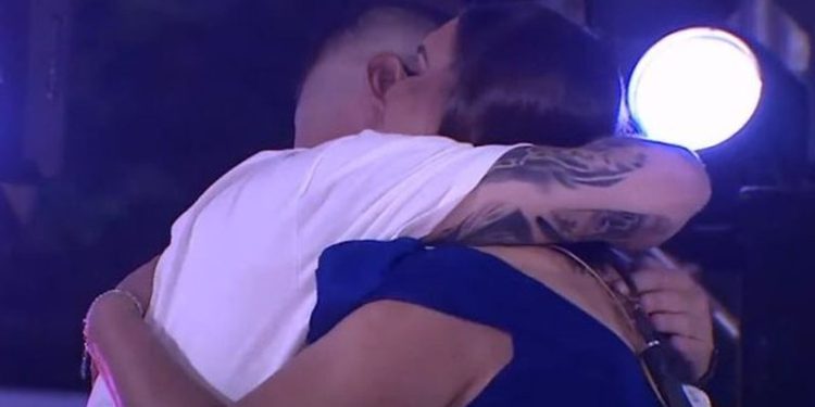 3 muaj larg njëri-tjetrit, Çiljeta dhe Alban Hoxha shkëmbejnë puthje pasionante