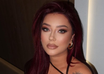 Ronela Hajatit i “bien” bikinit e vogla, ekspozon trupin nga pishina