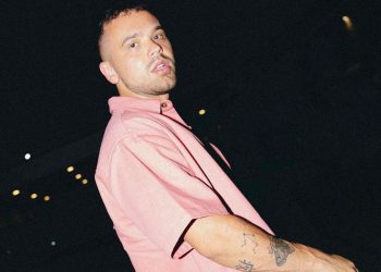 Ylli në lidhje dashurie? Kapet mat me një vajzë