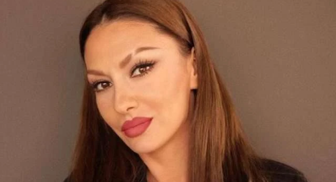 E veshur me fustan nusërie, Adelina Ismaili ndan pamje nga klipi i ri me Sabri Fejzullahun