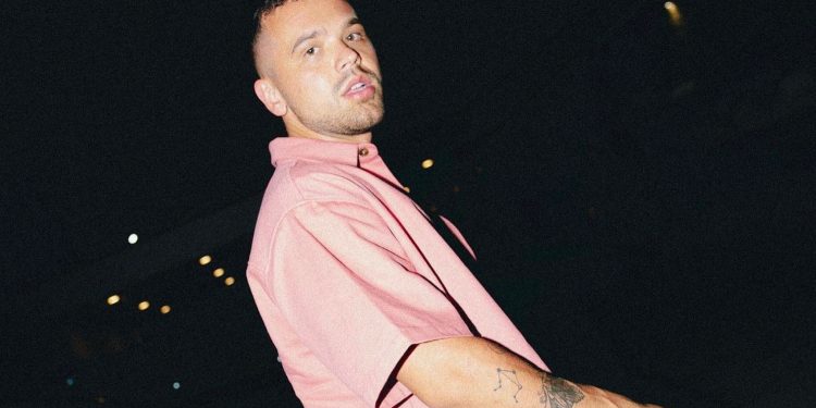 Ylli në lidhje dashurie? Kapet mat me një vajzë