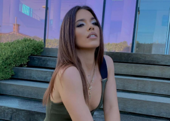 Shqipja pozon në bikini, vëmendje merr varësja në qafë me shkrimin “Allah”