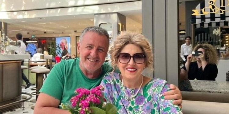 Në 40 vjetorin e martesës, Agron Llakaj kujton të shoqen: Festo me engjëjt, zemër