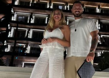 Heidi publikon foton romantike në krahët e Romeos