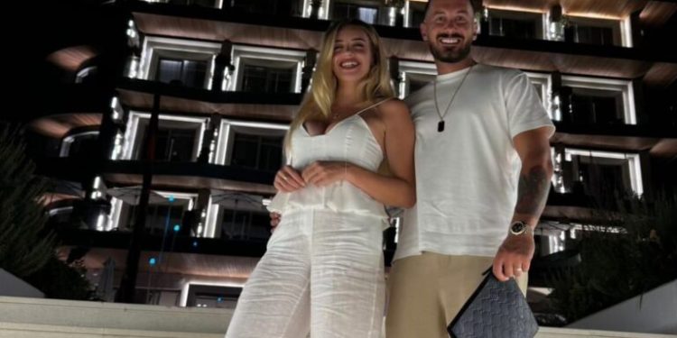 Heidi publikon foton romantike në krahët e Romeos