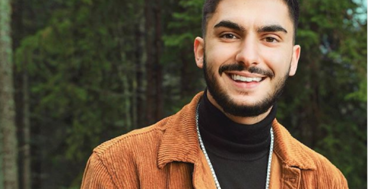 Butrint Imeri nuk ndalet, publikon pamje nga shtrati me tetë vajza