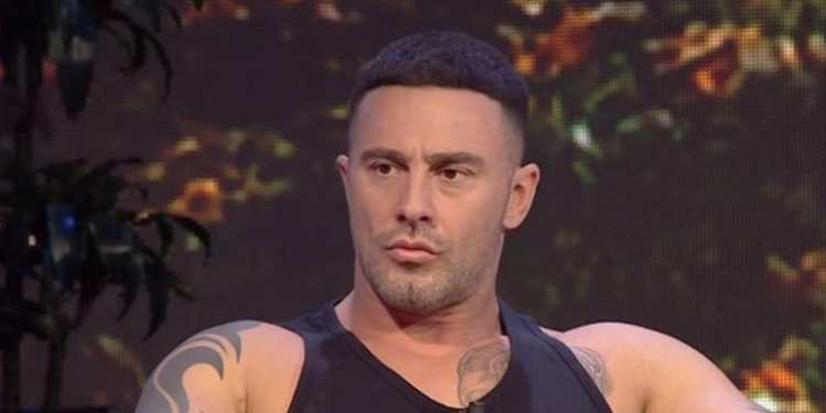 Robert Berisha nuk përmbahet në publik (Foto)