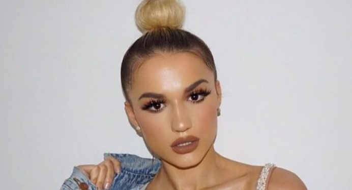 Baby G shfaqet joshëse në fotot me bikini