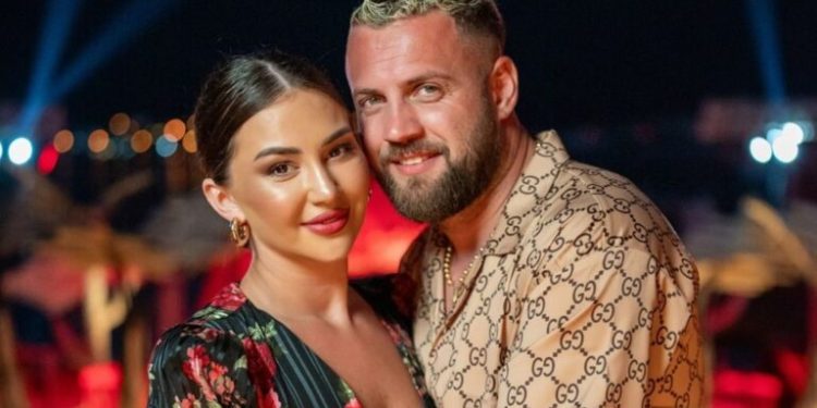 Befason Kiara, publikon foto në momente intime me Luizin derisa ndodhen në pushime