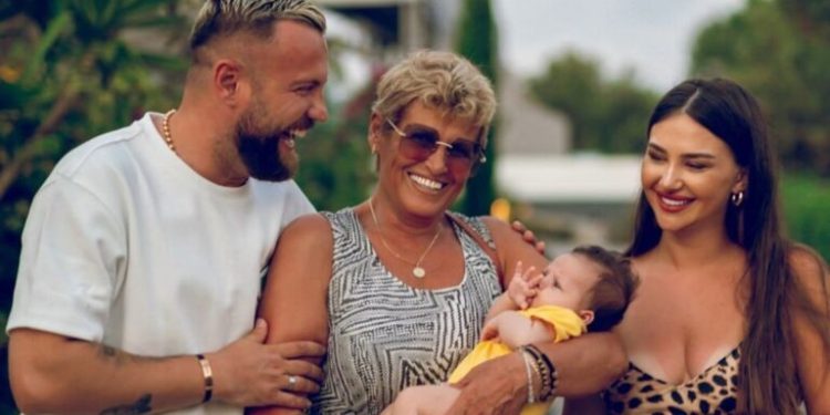 Luizi me dedikim më të ëmbël në 3 mujorin e Lunës, vajzës së tij