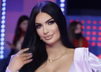 Zaimin Vasjari pozon foto me bikini nga pushimet