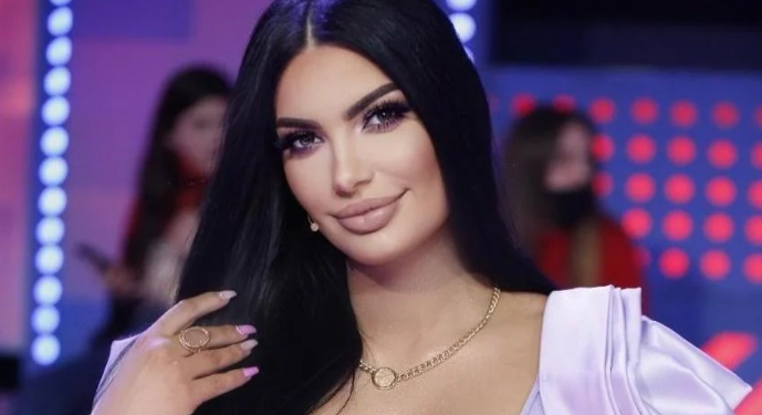 Zaimin Vasjari pozon foto me bikini nga pushimet