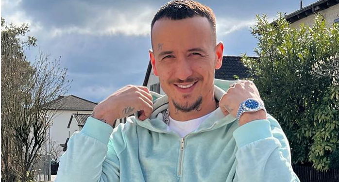 Getinjo publikon foto me të dashurën e re