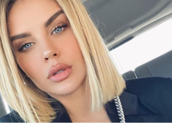 Kejvina Kthjella më provokuese se kurrë, tregon të pasmet në bikini