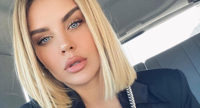 Kejvina Kthjella më provokuese se kurrë, tregon të pasmet në bikini