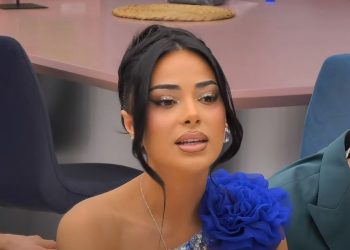 Kaderi me fustan elegant vë në pah gjoksin