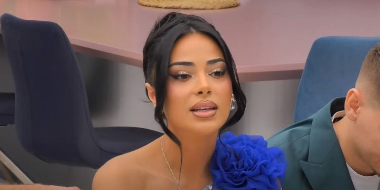 Kaderi me fustan elegant vë në pah gjoksin