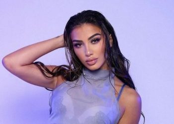 Melinda Ademi shfaq të pasmet bombastike nën dush