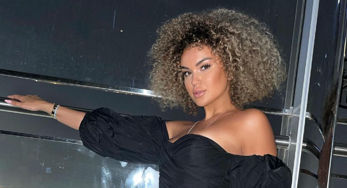 Arta Elezaj ekspozon gjoksin në bikine