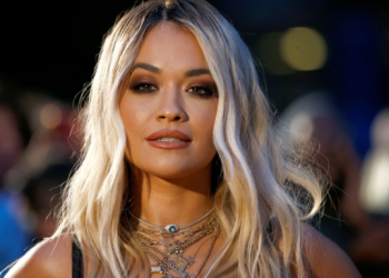 Rita Ora shfaqet me të brendshme në hapësirat e një aeroporti
