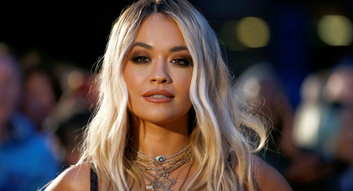 Rita Ora shfaqet me të brendshme në hapësirat e një aeroporti