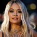 Rita Ora shfaqet me të brendshme në hapësirat e një aeroporti