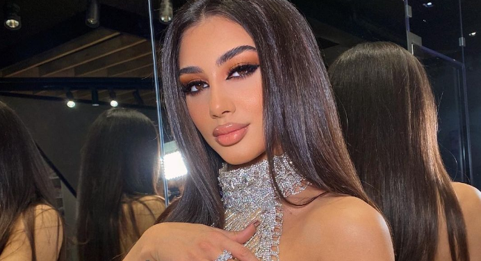 Melinda Ademi pozon mbi tavolinë, vëmendje marrin këmbët e saj