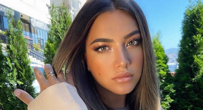 Sara Hoxha shfaqet pa sytjena