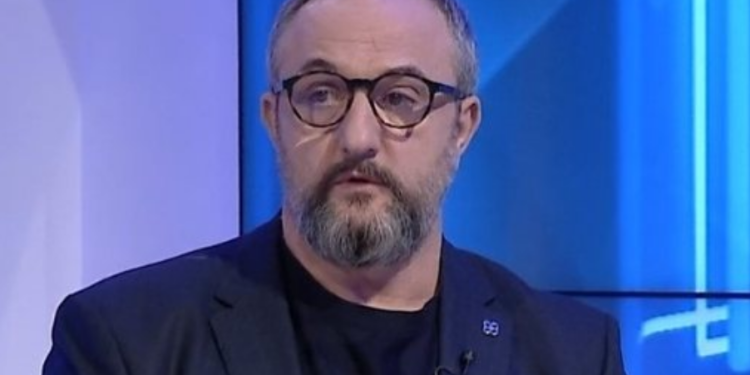 Patrulla e Policisë ndalon Saimir Kodrën, çfarë ndodhi me gazetarin?