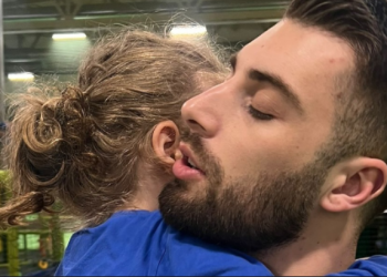 Meriton Mjekiqi publikon momentin emocionues kur takohet me djalin e tij