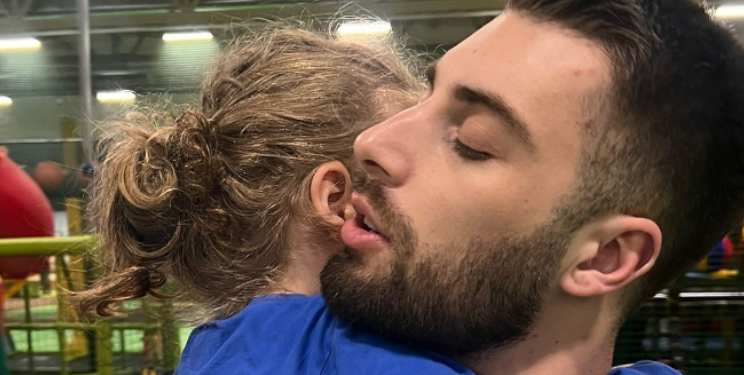 Meriton Mjekiqi publikon momentin emocionues kur takohet me djalin e tij