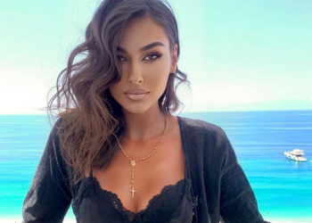 Adrola Dushi pozon e veshur në të zeza