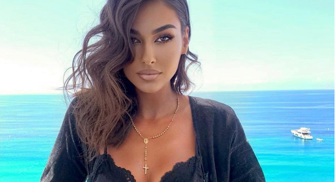 Adrola Dushi pozon e veshur në të zeza